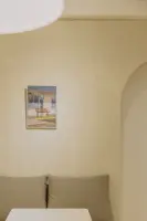 행잉 아트워크가 포인트인 베이지톤 라운지 코너